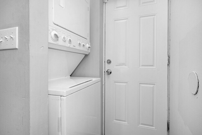 Building Photo - Two Bedroom Rental for Immediate Move In West Baltimore