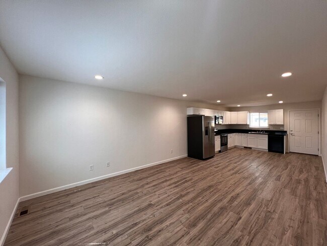 Building Photo - 565-567 Churchill (Duplex)