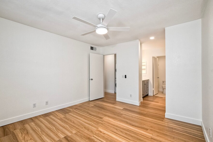 Building Photo - 10910 Summerdale Way