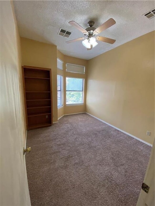 Building Photo - Wedgewood #311