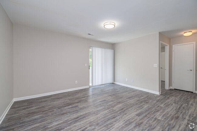 1BR, 1BA - 635SF Living Room - Juniper Ridge I