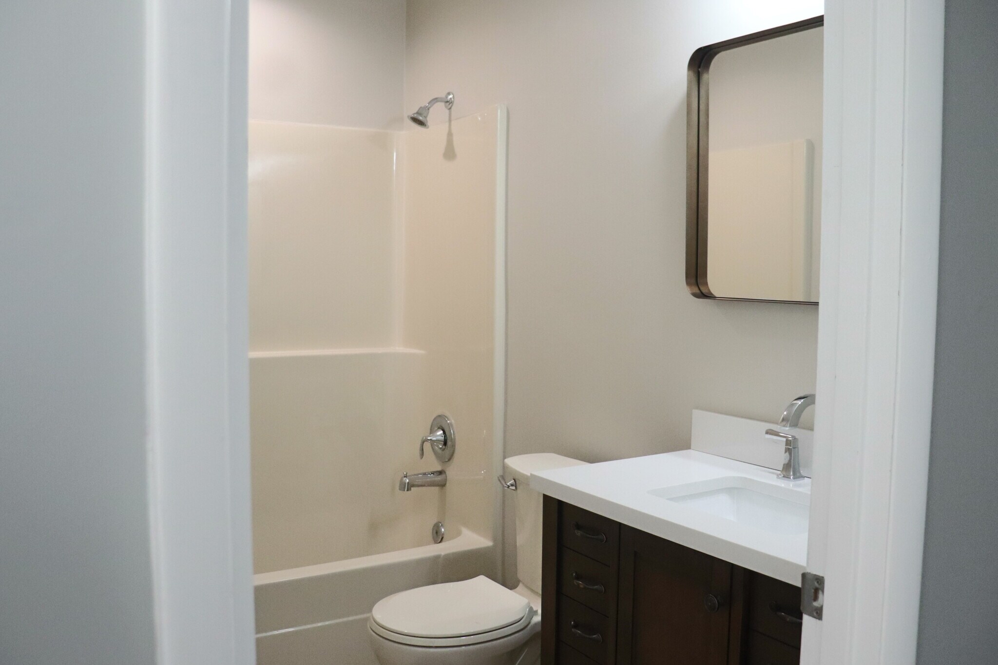 hall bath - 200 W Ingomar Rd