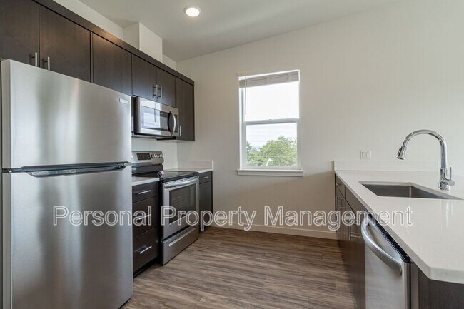 Primary Photo - 1111 W Fourth Plain Blvd