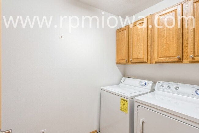 Building Photo - UPDATED TOWNHOME!! 2 Bedroom, 2.5 Bath in Ankeny