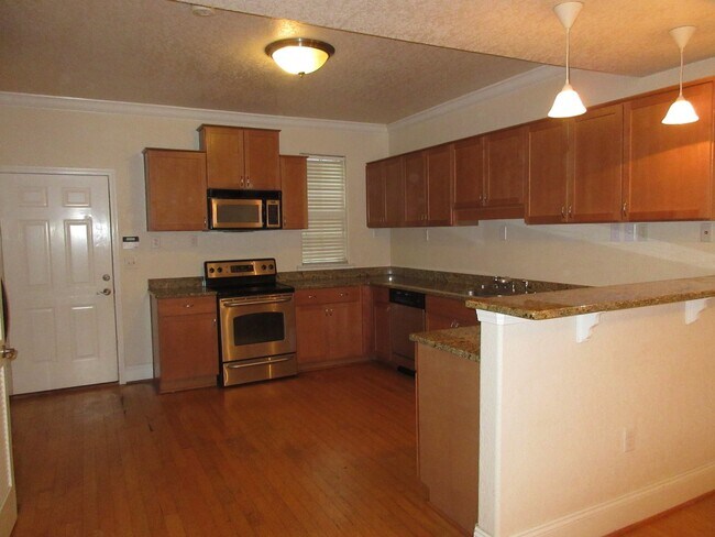 Building Photo - Great Townhome near Downtown