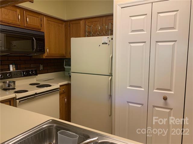 Building Photo - 19909 Henderson Rd