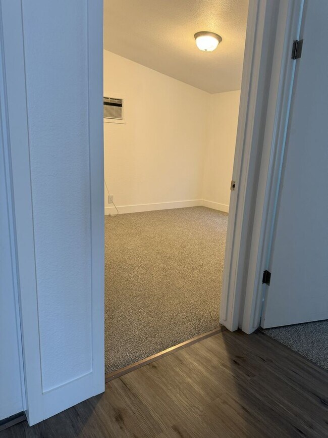 Building Photo - Large Echo home for rent
