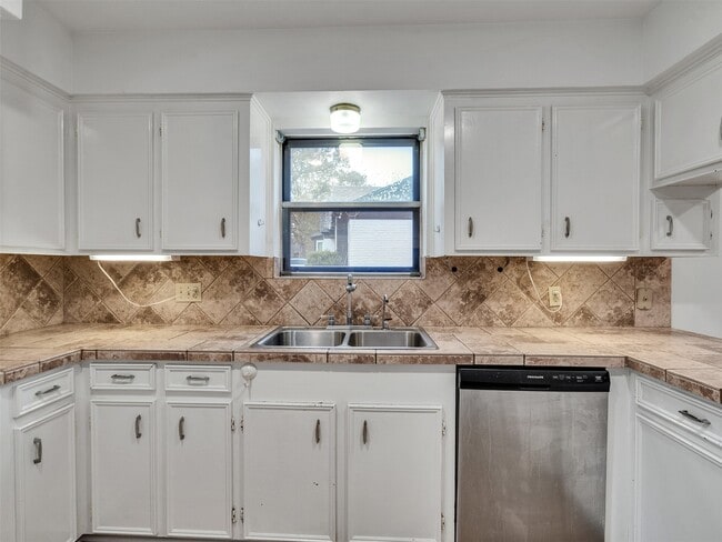 Building Photo - 418 Oakhill Dr