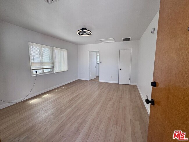 Building Photo - 2504 W 85th St