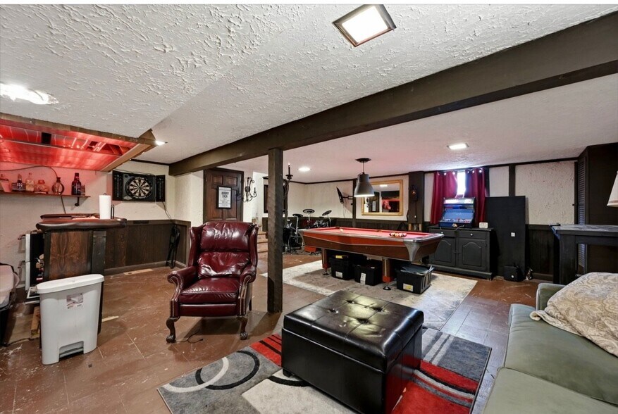 Building Photo - 205 SW Craigmont Dr