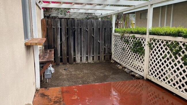 Building Photo - 770 E Mariposa St