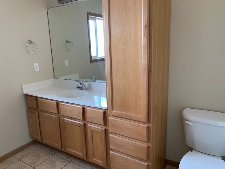 Master bathroom upper level - 435 Cedar Pl