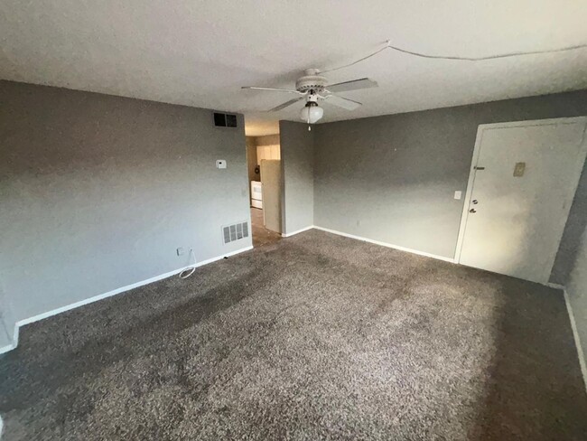 Building Photo - Excellent 1 Bed / 1 Bath located on Weathe...