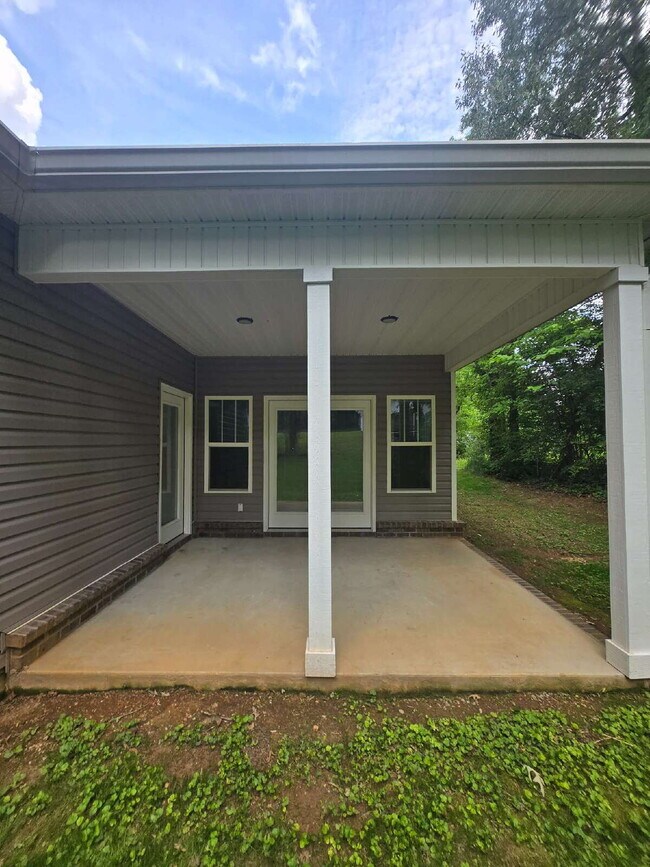 Building Photo - Charming 3-Bedroom Retreat Near Hamilton Place