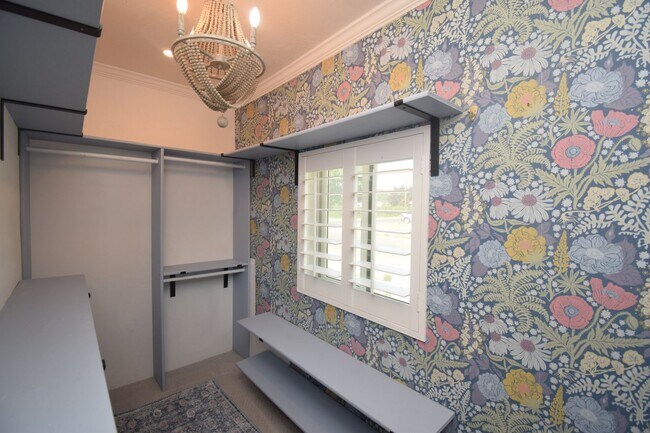 Building Photo - Unique 6 Bedroom Home in Midvale!