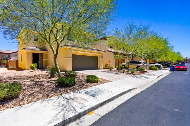 Building Photo - 4 Bed, Beauty With First Floor Bed And Full Bath