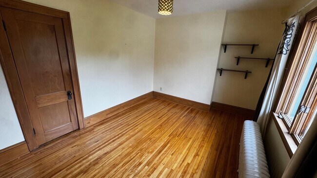 Building Photo - Wonderful 4BR 3BA w/ 2 Car Garage on 1.38 Acres in desirable Mendota Heights neighborhood!