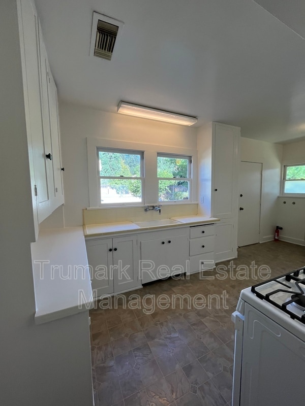 Building Photo - 1887 Monte Vista St