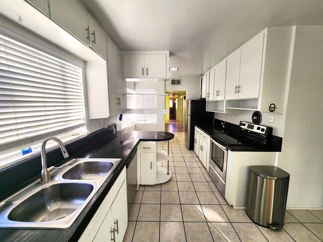 Building Photo - 414 Phillips Dr