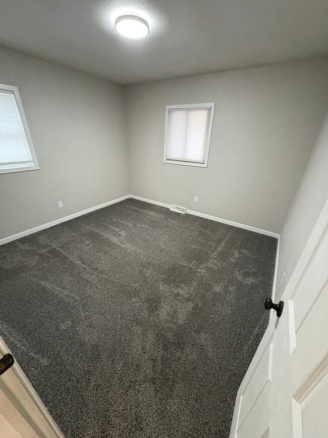 Building Photo - 3 Bed 1 Bath Updated Single Family home