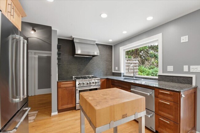 Building Photo - 2Bd/1Ba Seattle Home