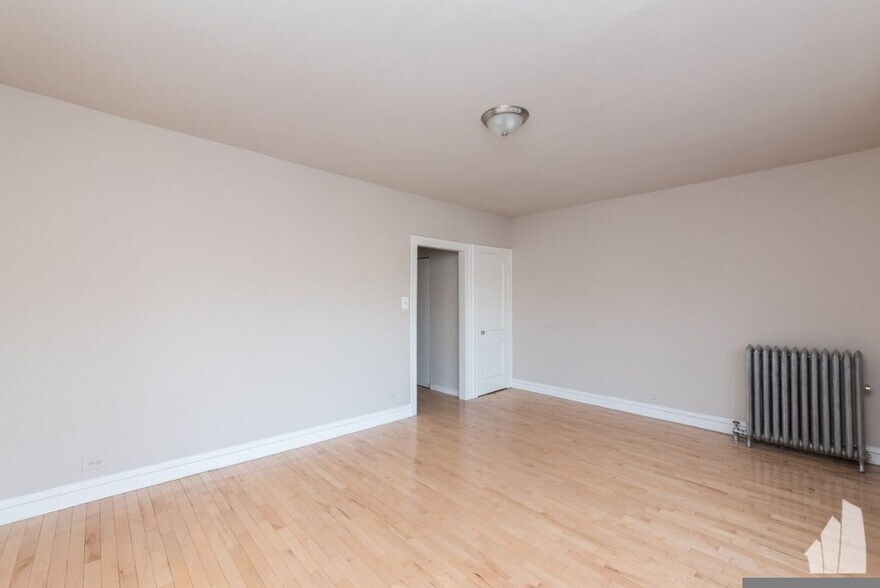 Building Photo - 5665 N Ridge Ave