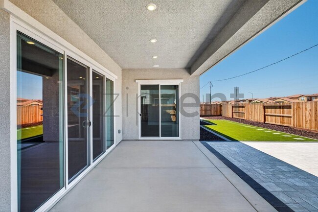 Building Photo - Unit