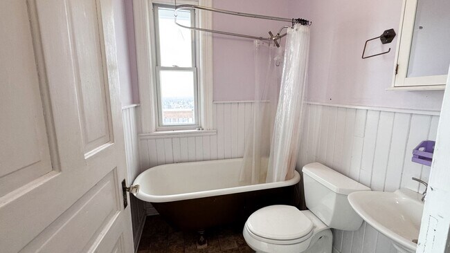 Building Photo - 1712 W 3rd St