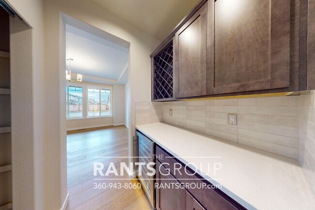 Building Photo - Beautiful Home! Easy JBLM Commute!