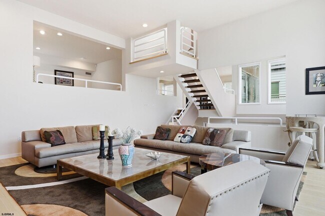 Building Photo - 119 S 11th Ave