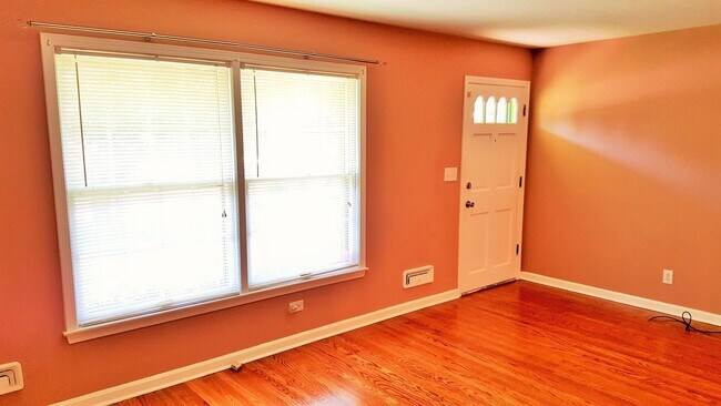 Building Photo - Great, 3 Bedrooms, 1.5 Baths, Brick Ranch ...