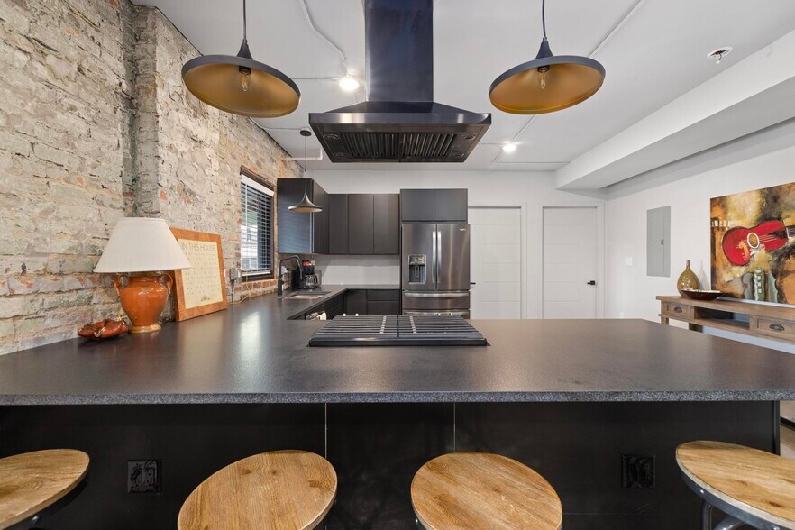 Building Photo - 18 Bank St