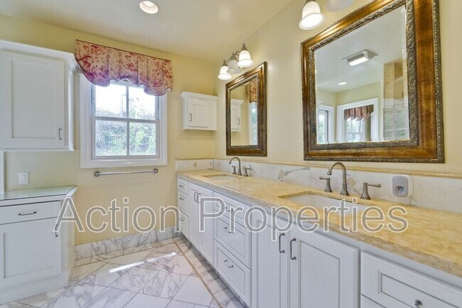 Building Photo - 450 Juanita Way