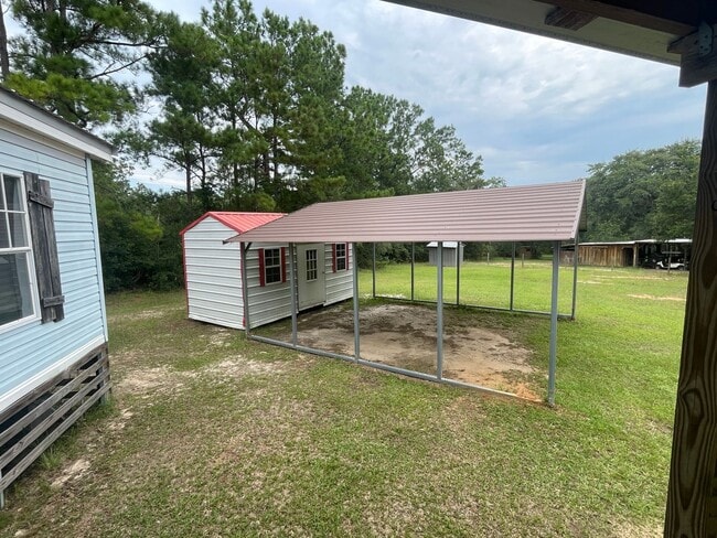 Building Photo - 3 BEDROOM LOCATED ON SHADED ACRE LOT