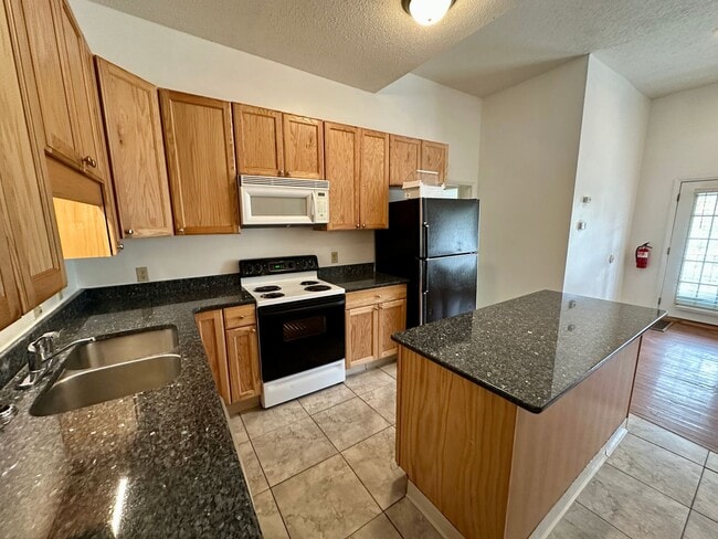Building Photo - 3 BED | 2 BATH | GATED BACKYARD | THOMAS S...