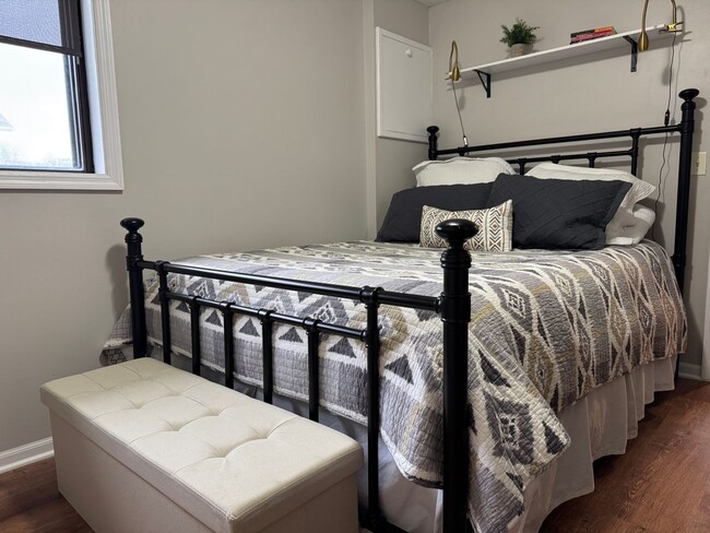 Building Photo - Spacious Corner Townhome with Private Yard...