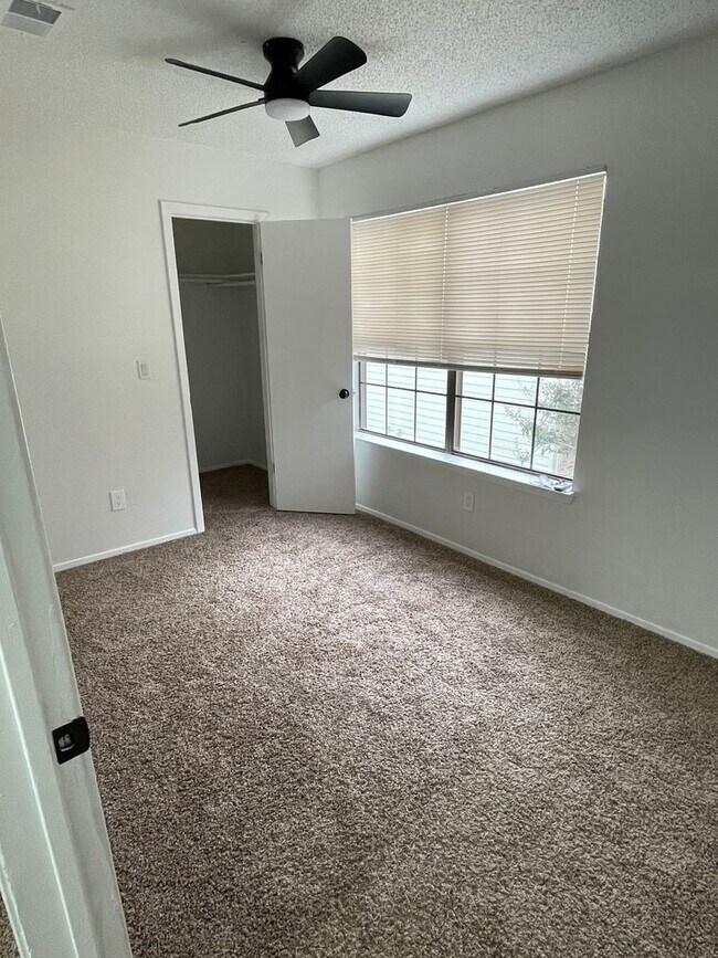 Building Photo - 3 BEDROOM CONDO BY UNT