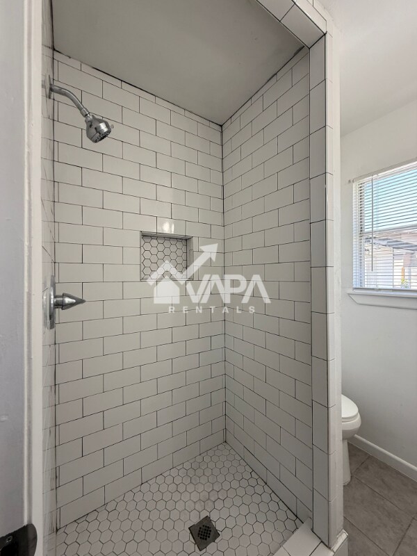 Building Photo - 1719 Farwell Dr