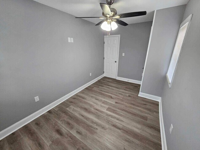 Building Photo - COMING SOON-4 Bedroom Townhouse in Essex