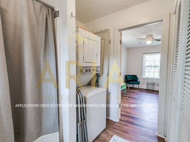 Building Photo - Adorable Remodeled 1 Bed/1 Bath Cottage! C...