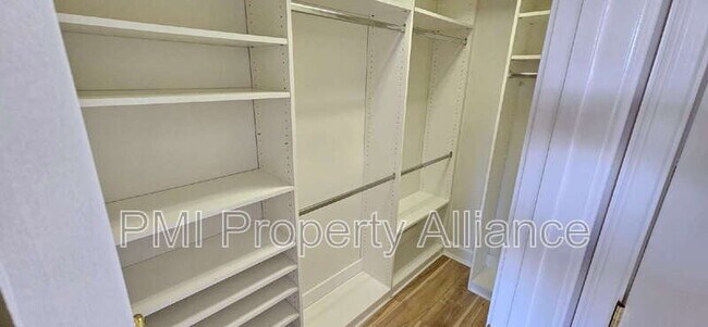 Building Photo - 945 N Fern Creek Ave
