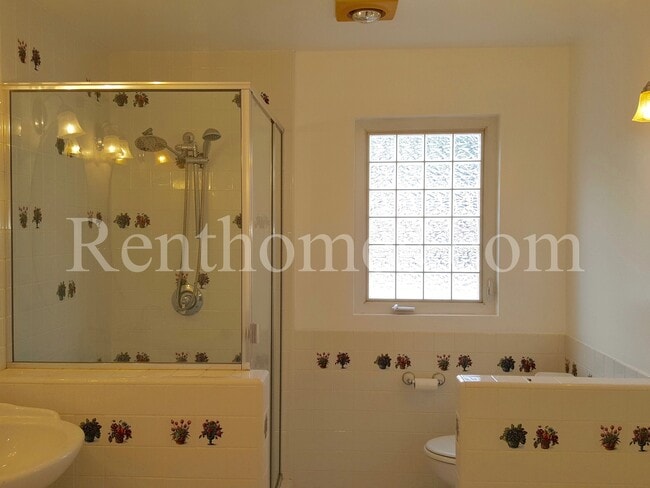 Building Photo - 9929 Via De Oro