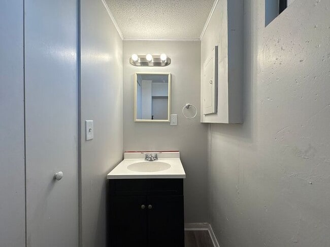 Building Photo - Comfortable 3-Bedroom Home with Fenced Yar...