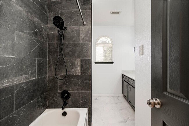 Building Photo - 1917 Windy Park Dr