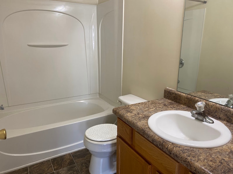 MASTER BATHROOM - 2858 Parkway Close