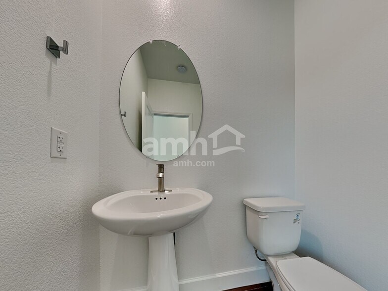 Building Photo - 8837 Brent Leaf Ave