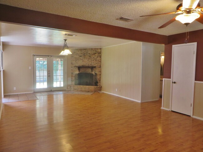 Building Photo - 3 Bedroom 2 Bathroom Georgetown Home