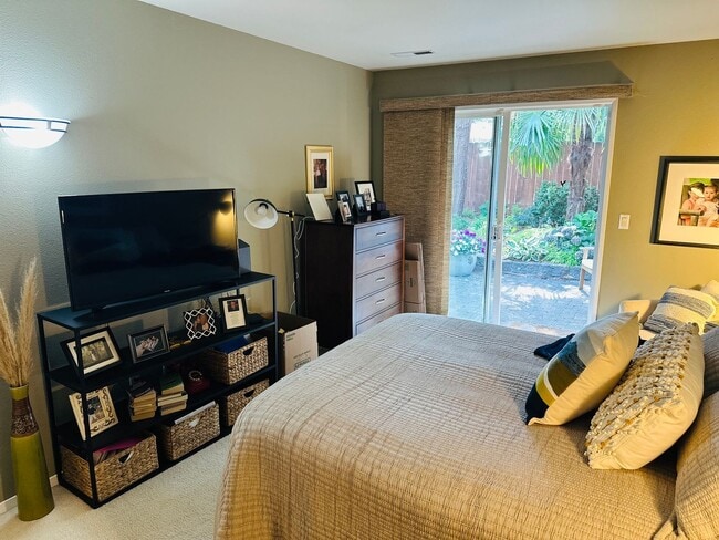 Building Photo - Charming Condo In the Center of Vancouver