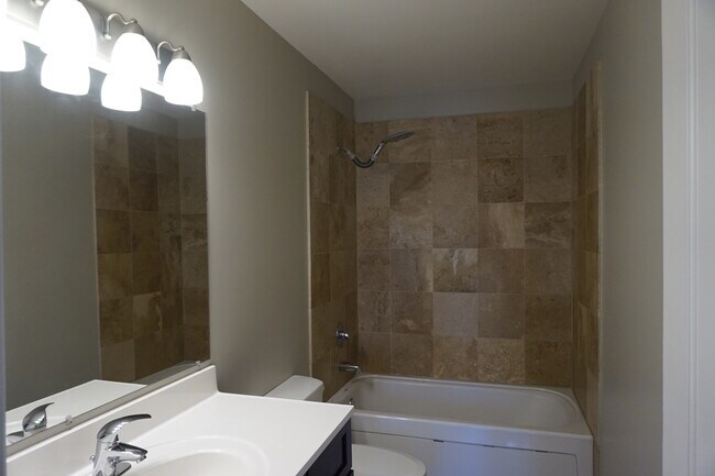 Building Photo - 2409 W Catalpa Ave
