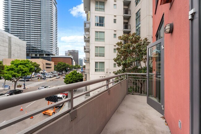 Building Photo - Modern 2-Bedroom Condo with Premium Amenities in Downtown San Diego